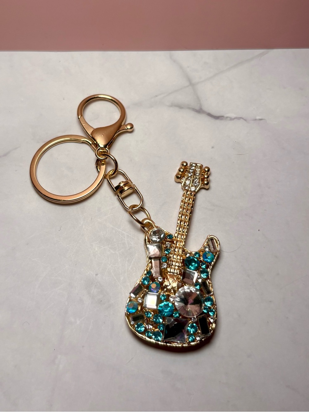 🎸 Gold-tone Guitar Bag Charm Keychain